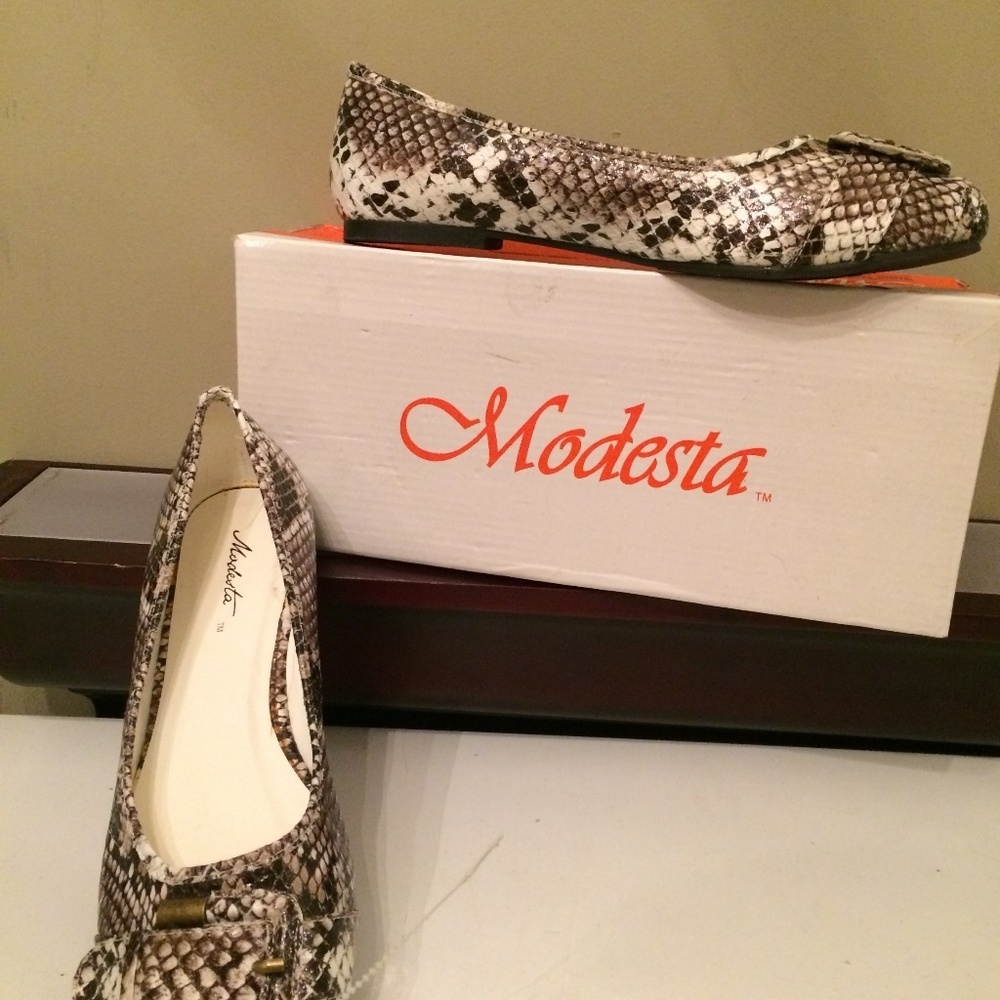 Modesta white snake flat womens shoes size 8M